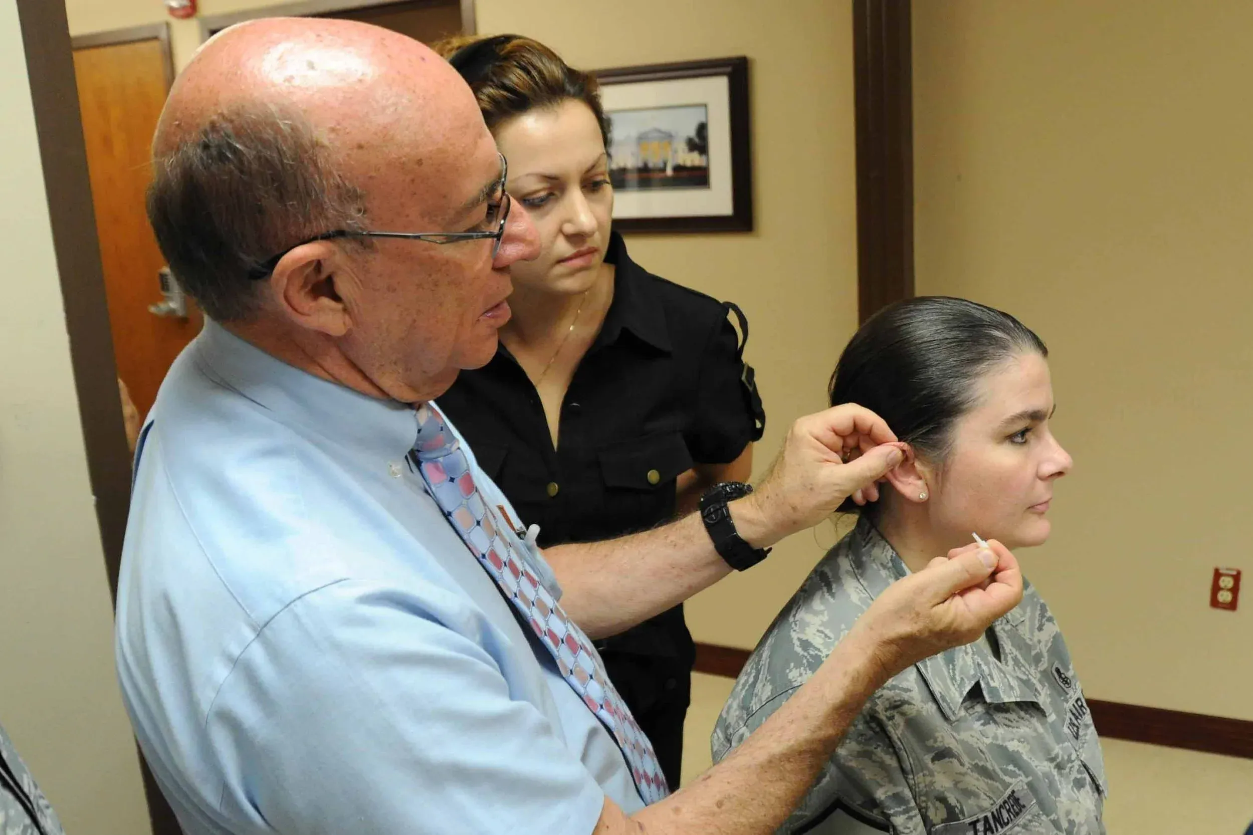Col. Richard Niemtzow showing how to apply BFA needles